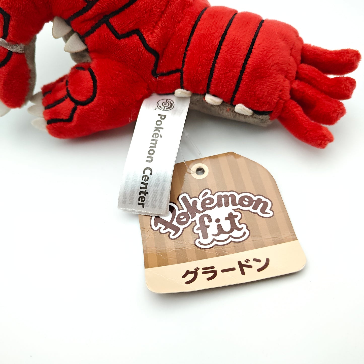 Peluche Pokémon Fit Groudon - Exclusivité Pokémon Center