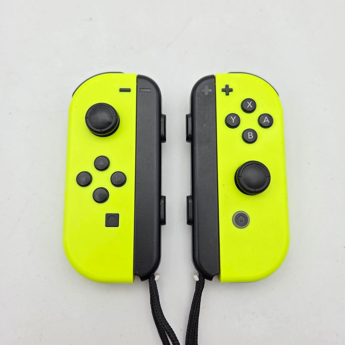 NiNTENDO SWITCH CHARGE STATION + JOY-CON - Strike Games